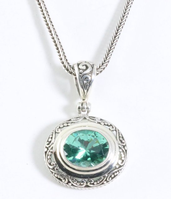 Traditionele bewerkte zilveren hanger met groene toermalijn aan ketting afbeelding 1