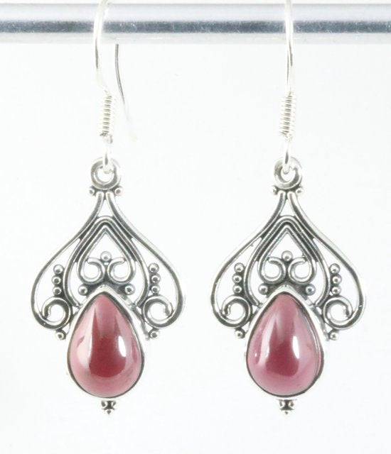 Opengewerkte zilveren oorbellen met granaat afbeelding 1