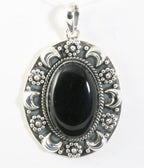 Grote bewerkte zilveren hanger met onyx afbeelding 1