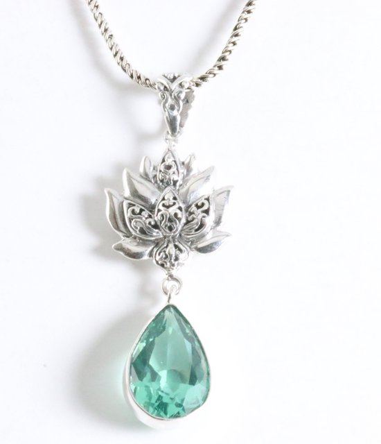Traditionele zilveren hanger met lotus bloem en groene toermalijn aan ketting afbeelding 1