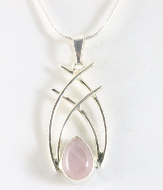 Opengewerkte zilveren hanger met rozenkwarts aan ketting afbeelding 1