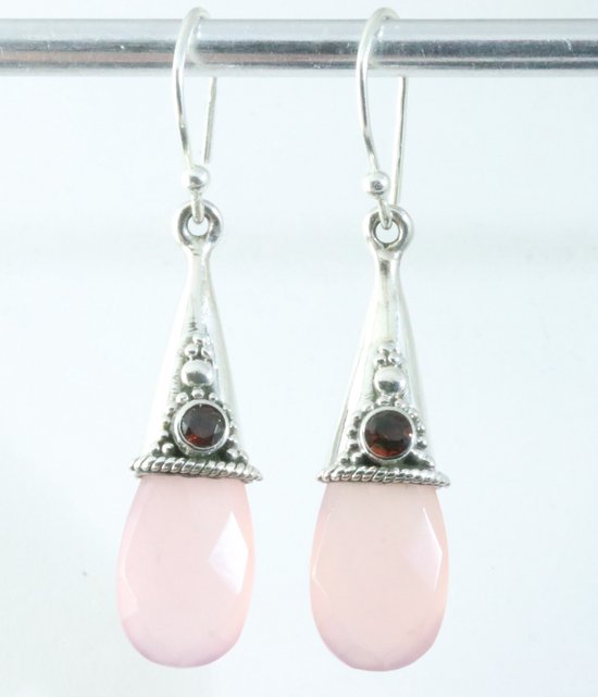 Traditionele bewerkte zilveren oorbellen met rozenkwarts en granaat afbeelding 1