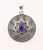 Ronde bewerkte zilveren hanger met lapis lazuli afbeelding 1