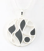 Ronde opengewerkte zilveren hanger met onyx aan ketting afbeelding 1