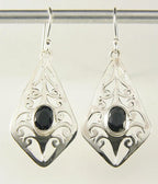 Opengewerkte zilveren oorbellen met blauwe saffier afbeelding 1