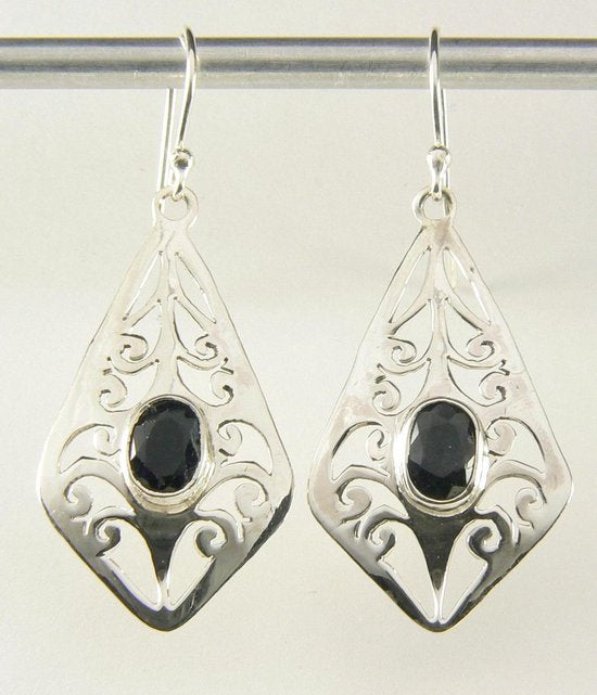 Opengewerkte zilveren oorbellen met blauwe saffier afbeelding 1