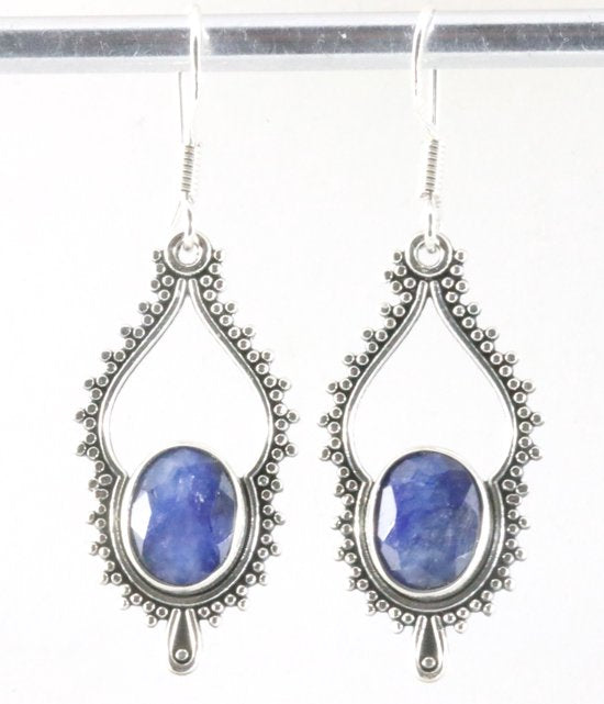 Bewerkte zilveren oorbellen met blauwe saffier afbeelding 1