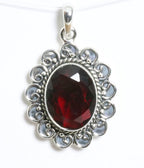 Bewerkte zilveren hanger met granaat afbeelding 1