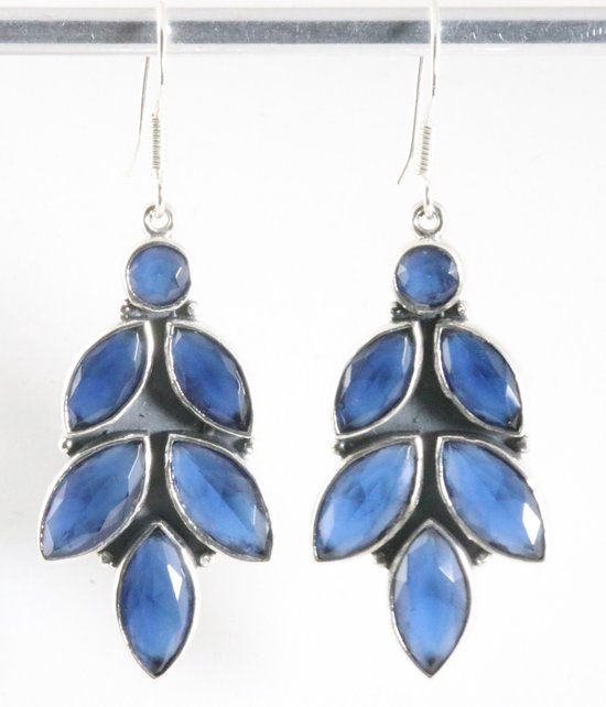 Lange zilveren oorbellen met blauwe saffier afbeelding 1