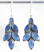 Lange zilveren oorbellen met blauwe saffier afbeelding 1