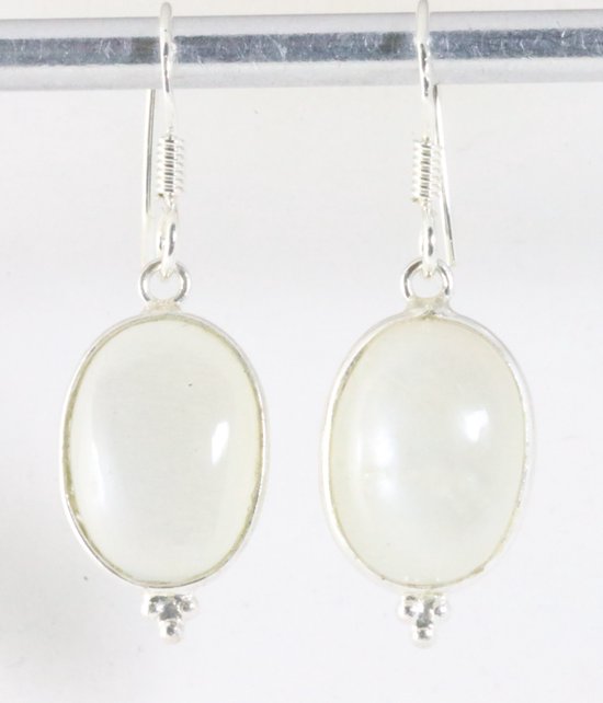 Fijne zilveren oorbellen met witte maansteen afbeelding 1