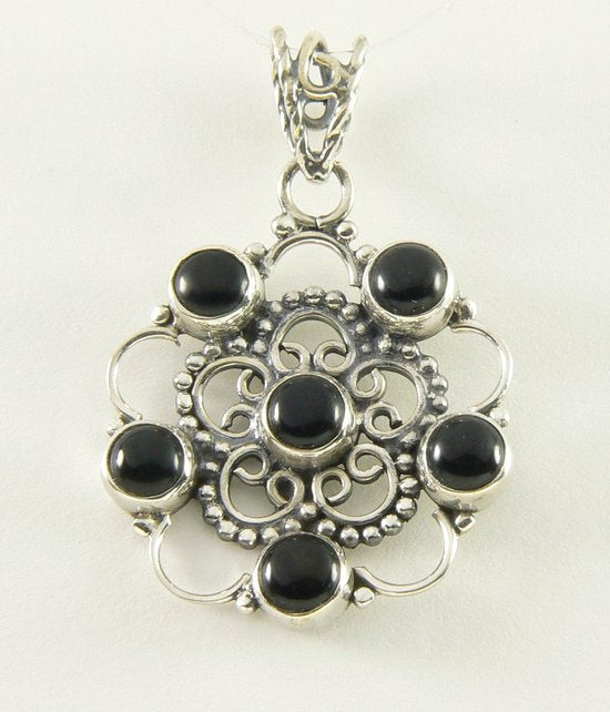 Opengewerkte zilveren hanger met onyx afbeelding 1