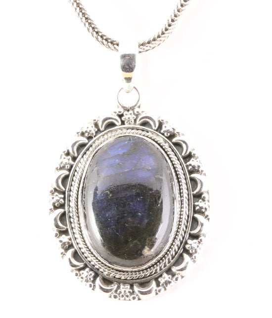 Bewerkte zilveren hanger met labradoriet aan vossenstaart ketting afbeelding 1