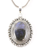 Bewerkte zilveren hanger met labradoriet aan vossenstaart ketting afbeelding 1