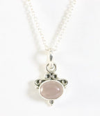 Fijne bewerkte zilveren hanger met rozenkwarts aan ketting afbeelding 1