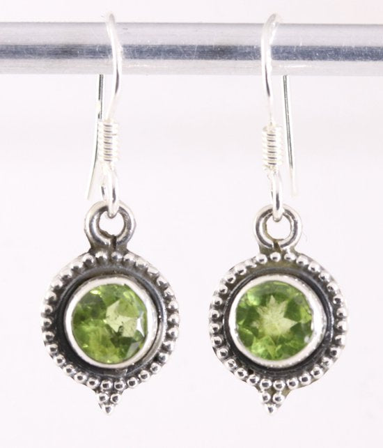 Fijne bewerkte ronde zilveren oorbellen met peridoot afbeelding 1