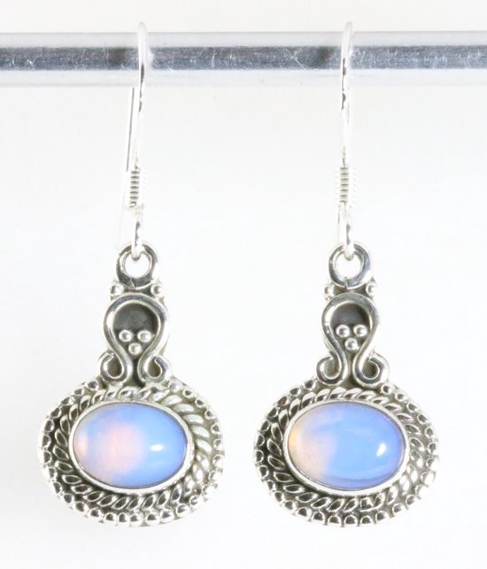 Bewerkte zilveren oorbellen met vuuropaal afbeelding 1