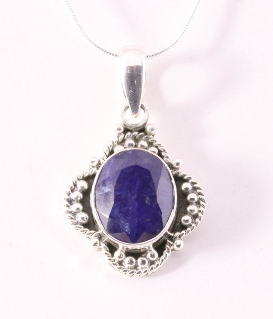Bewerkte zilveren hanger met blauwe saffier aan ketting afbeelding 1