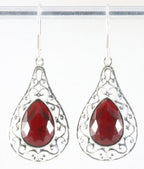 Opengewerkte zilveren oorbellen met robijn afbeelding 1