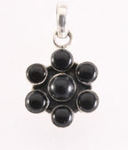 Bloemvormige zilveren hanger met onyx afbeelding 1