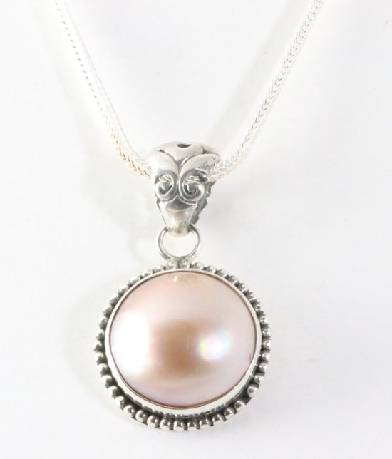 Ronde bewerkte zilveren hanger met roze parel aan ketting afbeelding 1