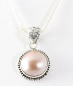 Ronde bewerkte zilveren hanger met roze parel aan ketting afbeelding 1