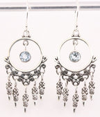 Traditionele opegewerkte zilveren oorbellen met blauwe topaas afbeelding 1