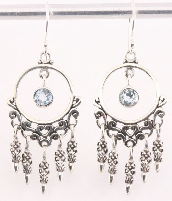 Traditionele opegewerkte zilveren oorbellen met blauwe topaas afbeelding 1