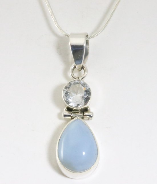 Zilveren hanger met blauwe opaal en bergkristal aan ketting afbeelding 1