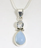 Zilveren hanger met blauwe opaal en bergkristal aan ketting afbeelding 1