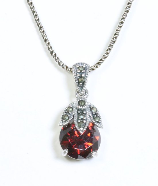 Fijne zilveren hanger met granaat en marcasiet aan ketting afbeelding 1