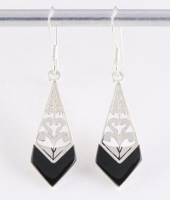 Opengewerkte zilveren oorbellen met onyx afbeelding 1