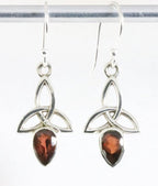 Opengewerkte zilveren oorbellen met granaat afbeelding 1