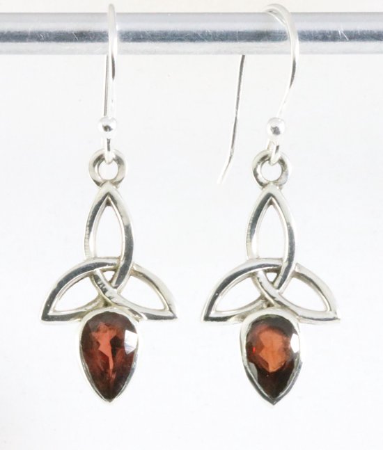 Opengewerkte zilveren oorbellen met granaat afbeelding 1