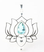 Opengewerkte zilveren lotus hanger met blauwe topaas afbeelding 5