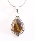 Bewerkte zilveren hanger met tijgeroog aan ketting afbeelding 1