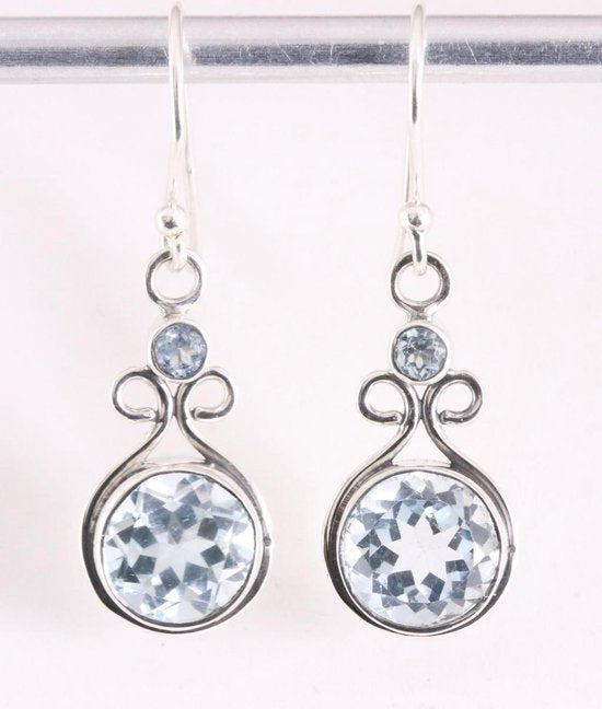 Opengewerkte zilveren oorbellen met blauwe topaas afbeelding 1