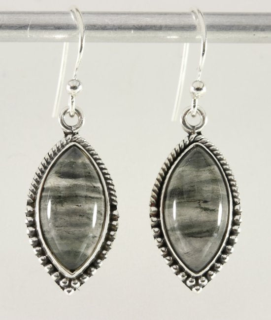 Bewerkte zilveren oorbellen met zwarte rutielkwarts afbeelding 1