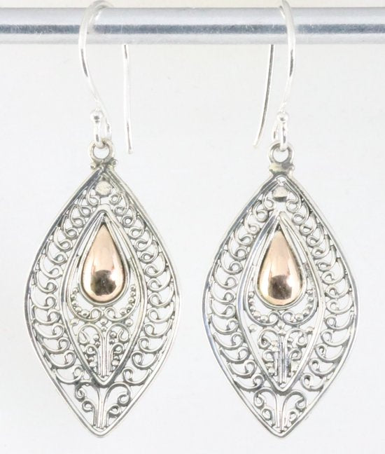 Opengewerkte zilveren oorbellen met 18k gouden decoratie afbeelding 1