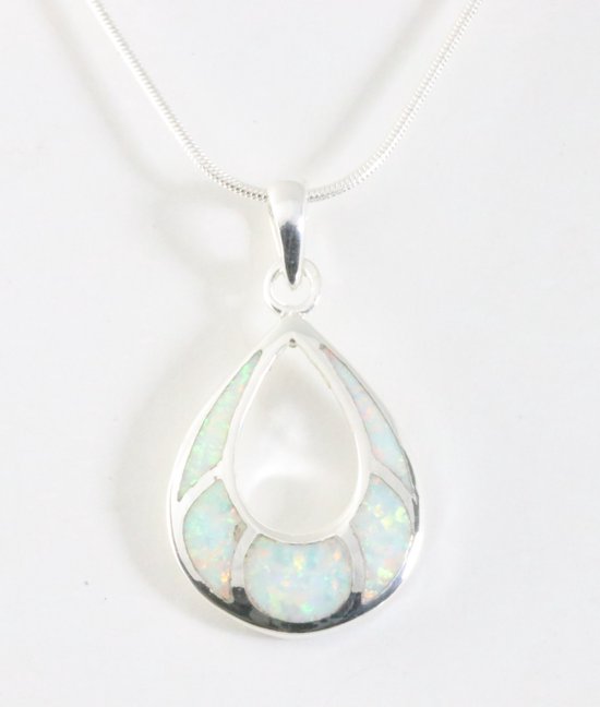 Opengewerkte zilveren hanger met welo opaal aan ketting afbeelding 1