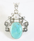 Opengewerkte zilveren hanger met Mohave turkoois en parel afbeelding 1