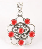 Opengewerkte zilveren hanger met rode koraal steen afbeelding 1