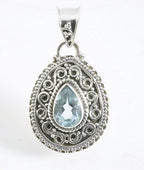 Bewerkte druppelvormige zilveren hanger met blauwe topaas afbeelding 1