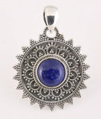 Ronde bewerkte zilveren hanger met lapis lazuli afbeelding 1