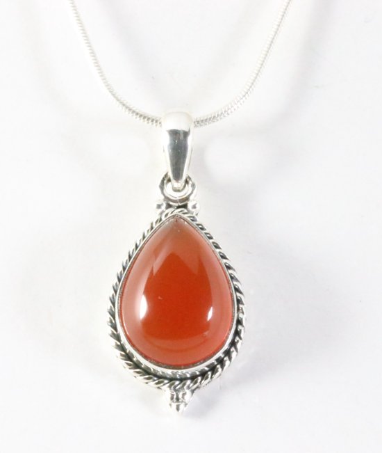 Bewerkte druppelvormige zilveren hanger met carneool aan ketting afbeelding 1