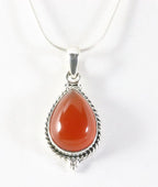 Bewerkte druppelvormige zilveren hanger met carneool aan ketting afbeelding 1