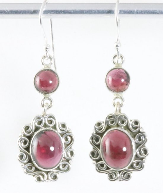 Lange bewerkte zilveren oorbellen met granaat afbeelding 1