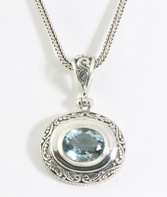 Traditionele bewerkte zilveren hanger met blauwe topaas aan ketting afbeelding 1