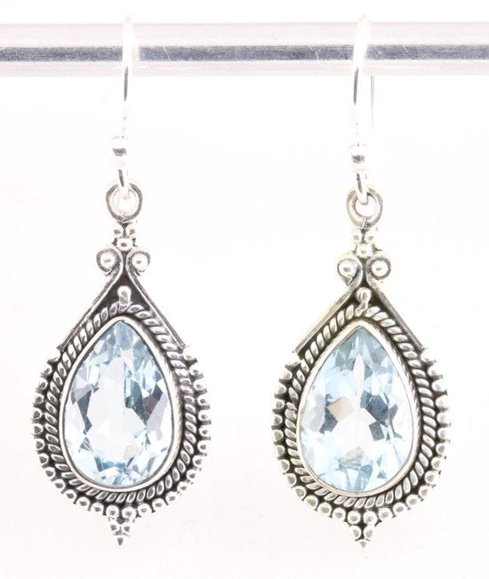 Bewerkte zilveren oorbellen met blauwe topaas afbeelding 1
