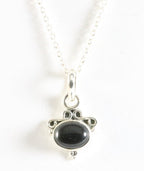 Fijne bewerkte zilveren hanger met onyx aan ketting afbeelding 1